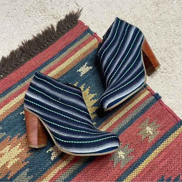 Fortress Of Inca Striped Tapestry Ankle Boots with Wooden Heel Size 6 - Picture 1 of 5